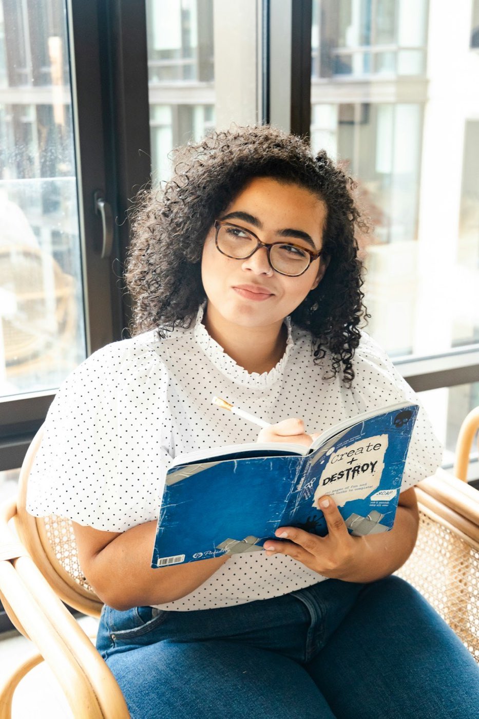 Étudiante, un livre à la main